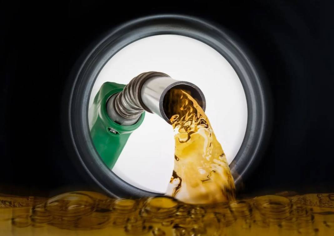 Sürücüler bu gece yarısı ters köşe olacak. Akaryakıt istasyonlarına giden başımıza taş yağacak diyecek. - Resim: 7