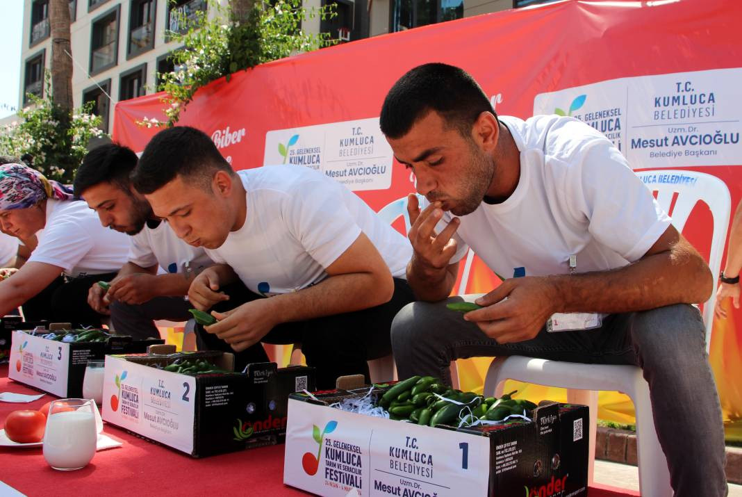 Üç dakikada 323 gram acı biberi yiyerek para ödülünü kaptı - Resim: 1