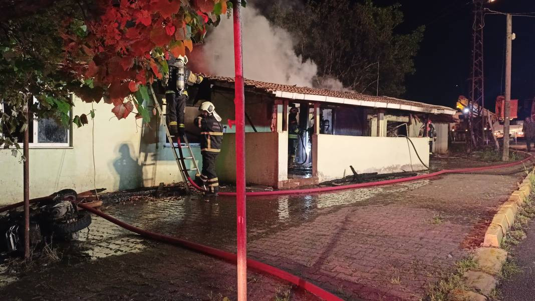 Kocaeli'de ‘pes’ dedirten olay: Alkol alıp, annesi de içerideyken evi ateşe verdi - Resim: 14