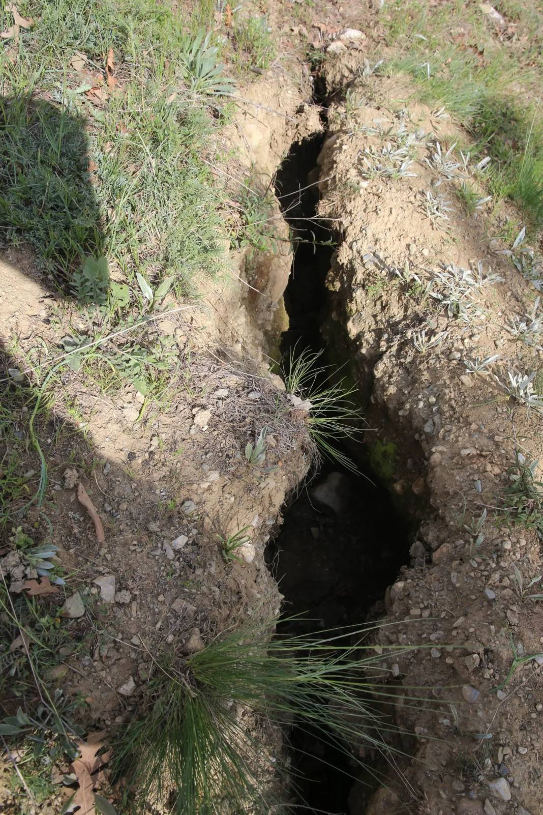 Çocuklar fark etti: Arazide derin çatlaklar ortaya çıktı - Resim: 2