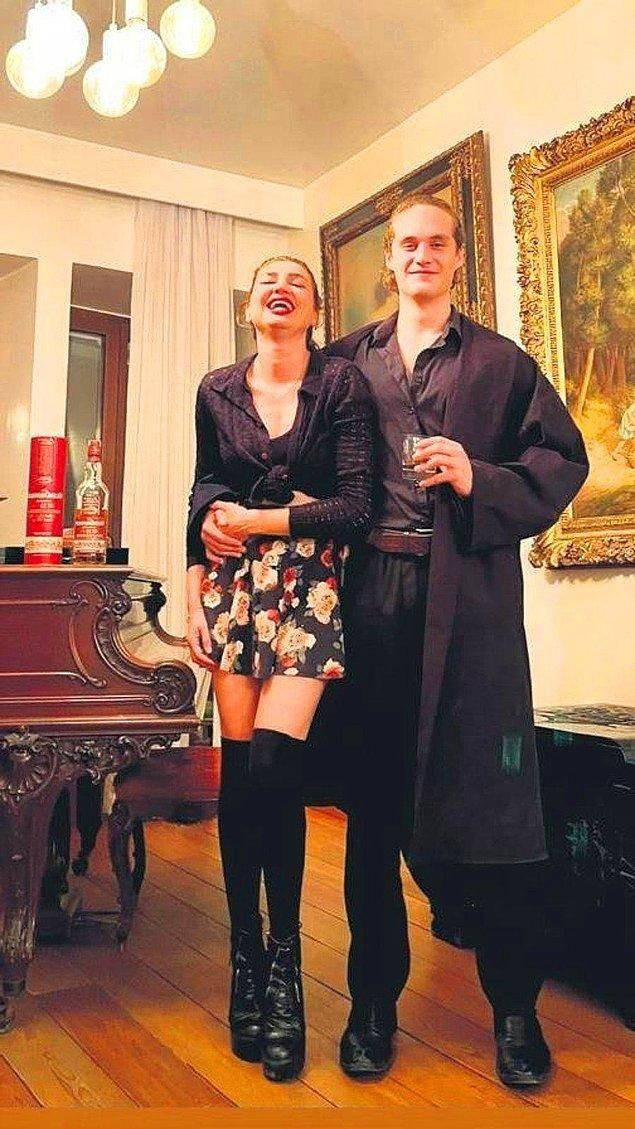 Tarkan’la yaşadığı aşkla tanınan Bilge Öztürk kendisinden 22 yaş küçük sevgiliyle dudak dudağa - Resim: 6