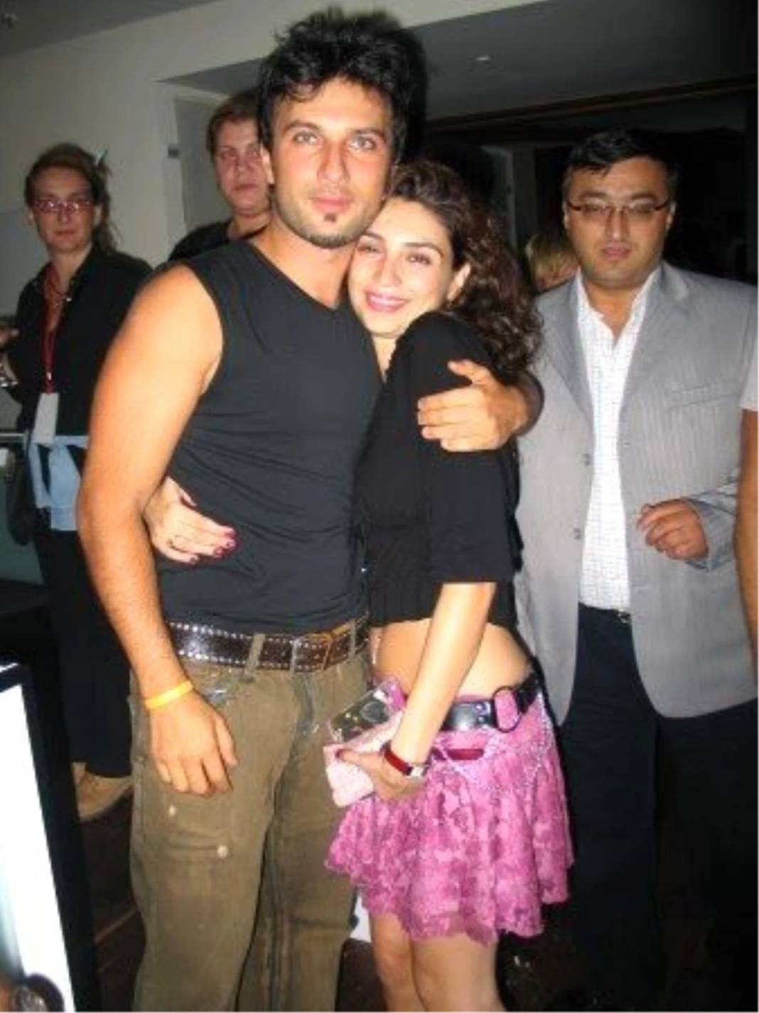 Tarkan’la yaşadığı aşkla tanınan Bilge Öztürk kendisinden 22 yaş küçük sevgiliyle dudak dudağa - Resim: 3