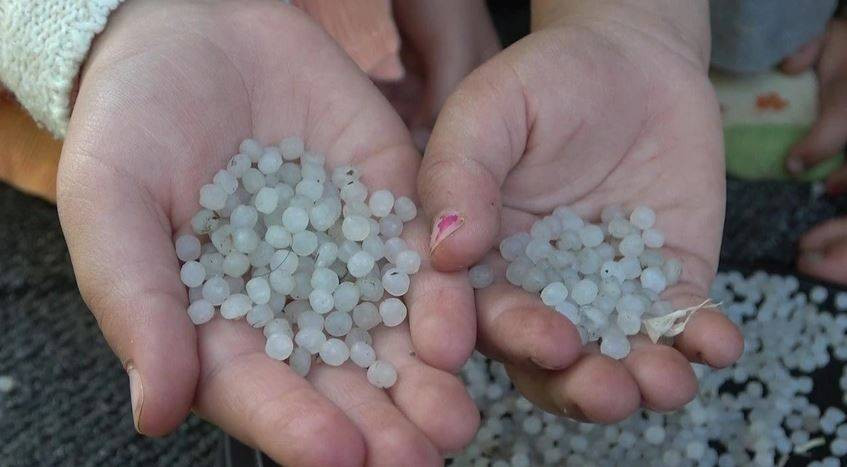 Gökten gizemli cisimler yağdı. Vatandaşlar tek tek elleriyle topladı - Resim: 1
