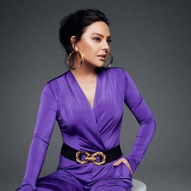 Ebru Gündeş’in sır gibi sakladığı kız kardeşi ortaya çıktı. Görenler ‘Ebru’nun ikizi mi?’ Diyor - Resim: 1