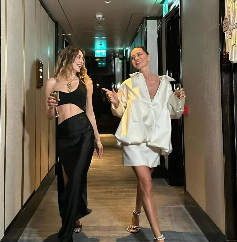 20 yıllık dostların eğlenceli gecesi. Bütün kızlar toplandık toplandık toplandık. - Resim: 1