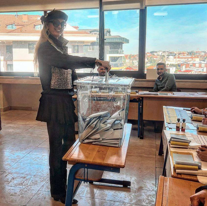 Tuğba Özay İstanbul Boğazı'ndan bikiniyle seslendi: Şunu bilmenizi isterim - Resim: 2