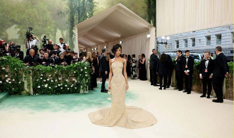 Elbisesi yüzünden merdivenleri çıkamadı. Kucaklanarak çıkarıldı - Resim: 9