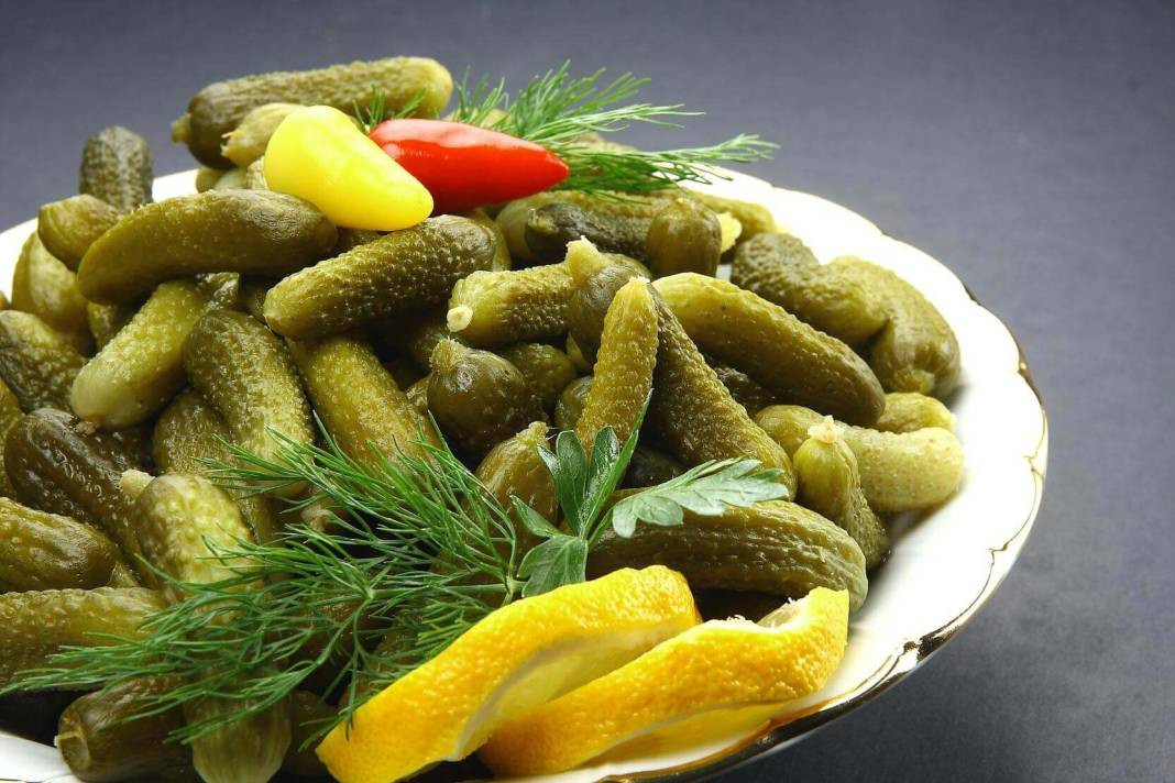 Bidonun içine 4 tane atılınca turşular çıtır çıtır oluyor. 43 yıllık turşucunun sır gibi sakladığı muhteşem tarif - Resim: 2