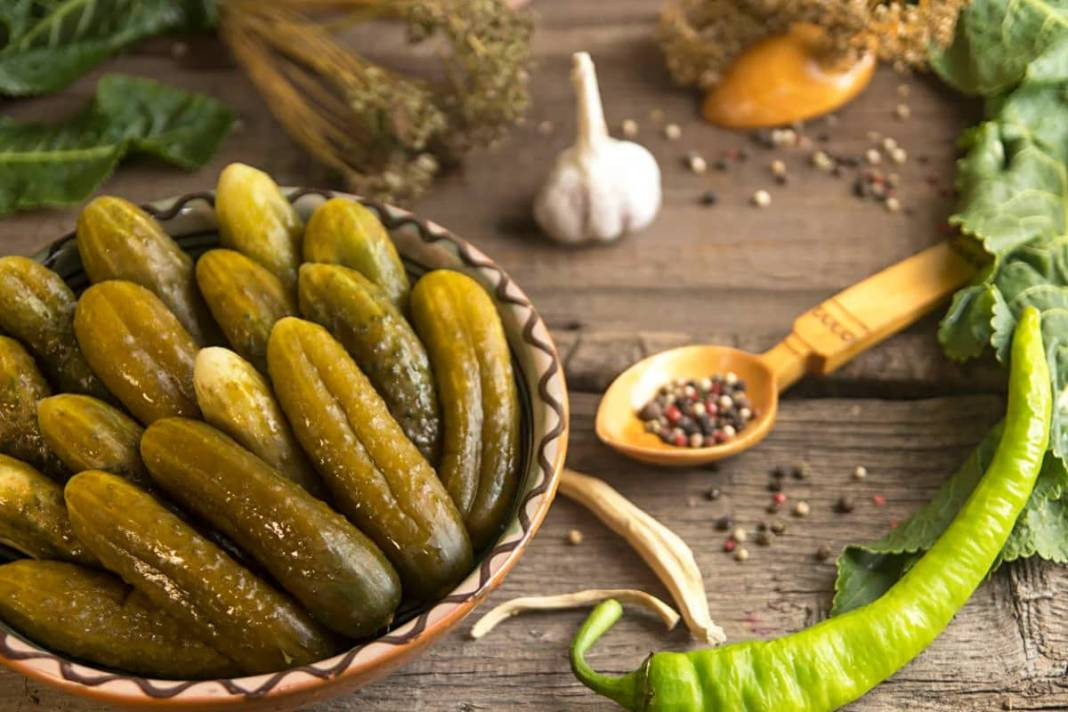 Bidonun içine 4 tane atılınca turşular çıtır çıtır oluyor. 43 yıllık turşucunun sır gibi sakladığı muhteşem tarif - Resim: 7
