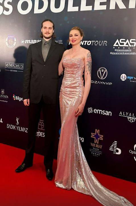 Tarkan’la yaşadığı aşkla tanınan Bilge Öztürk kendisinden 22 yaş küçük sevgiliyle dudak dudağa - Resim: 2