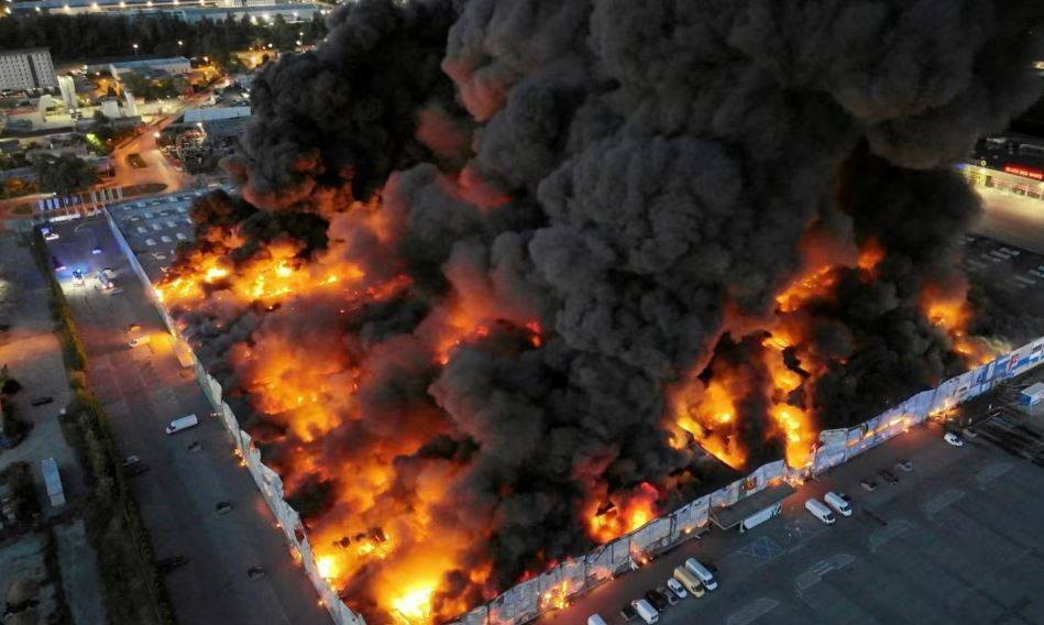 11 dakikada bin 348 dükkan yandı. Dev AVM küle döndü - Resim: 6