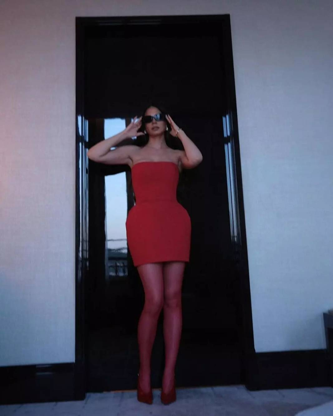 Demet Özdemir'in kırmızı elbisesine yoğum yağdı - Resim: 11