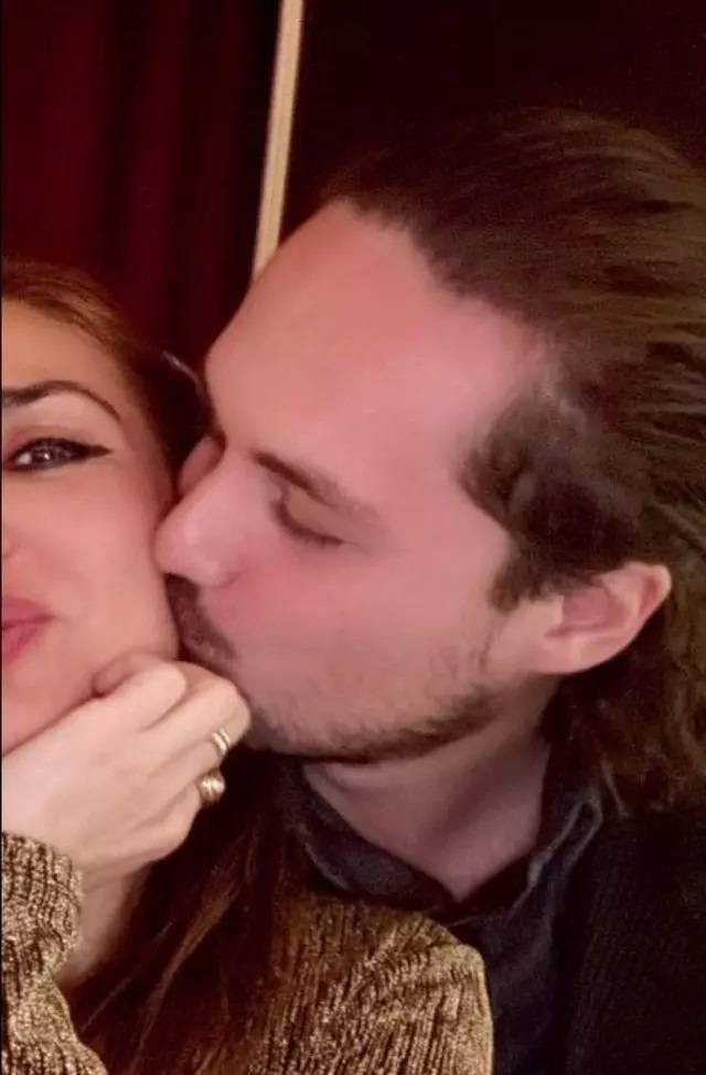 Tarkan’la yaşadığı aşkla tanınan Bilge Öztürk kendisinden 22 yaş küçük sevgiliyle dudak dudağa - Resim: 12