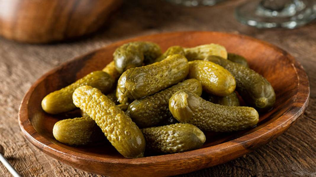 Bidonun içine 4 tane atılınca turşular çıtır çıtır oluyor. 43 yıllık turşucunun sır gibi sakladığı muhteşem tarif - Resim: 3