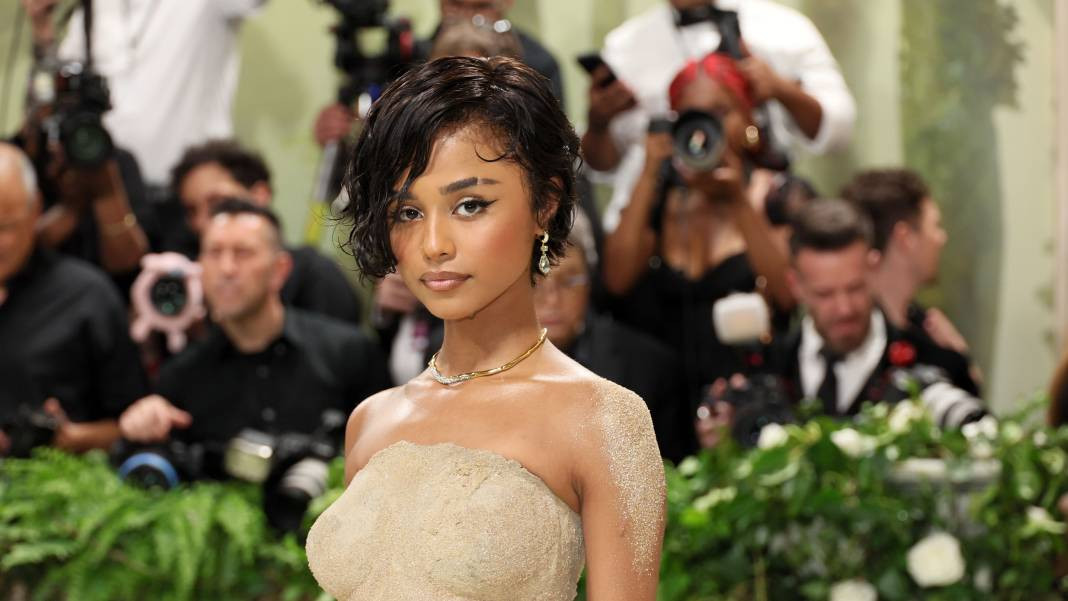 Elbisesi yüzünden merdivenleri çıkamadı. Kucaklanarak çıkarıldı - Resim: 1