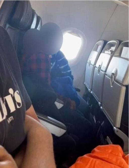 Uçakta kimseye aldırmadan ilişkiye girdiler. Havada skandal görüntü - Resim: 6