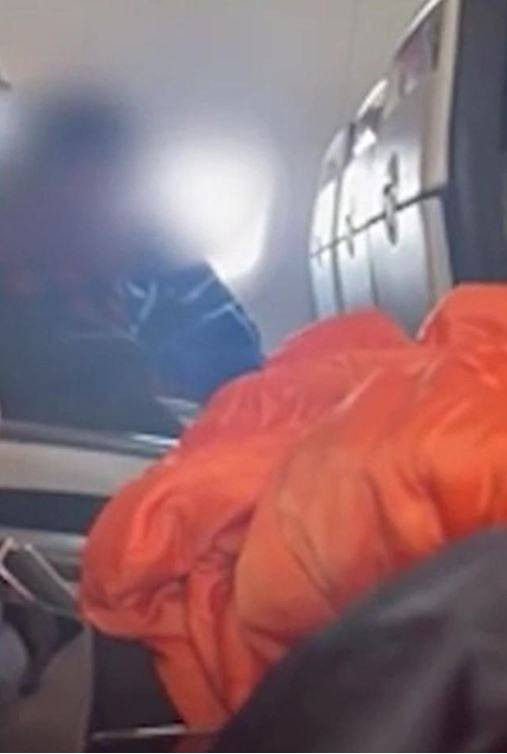 Uçakta kimseye aldırmadan ilişkiye girdiler. Havada skandal görüntü - Resim: 5