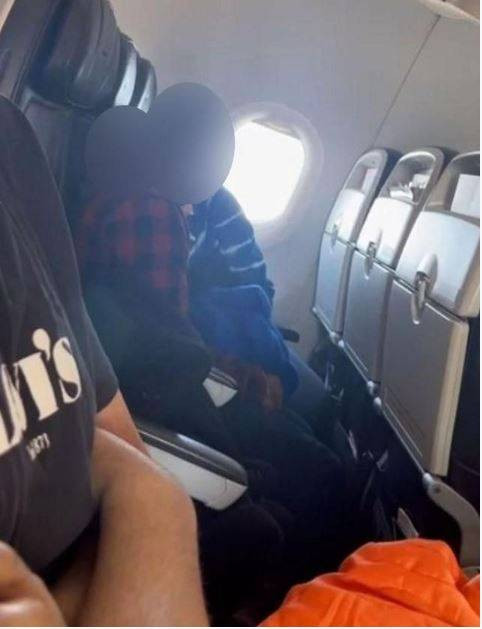 Uçakta kimseye aldırmadan ilişkiye girdiler. Havada skandal görüntü - Resim: 3