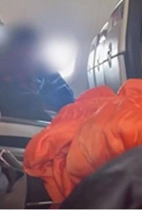 Uçakta kimseye aldırmadan ilişkiye girdiler. Havada skandal görüntü - Resim: 1