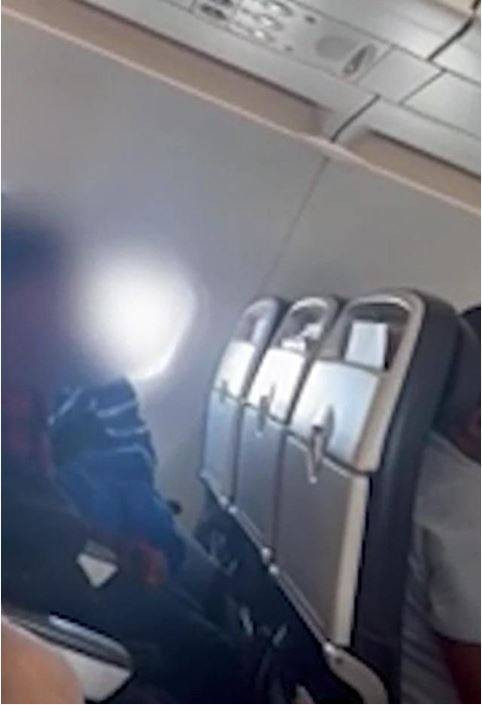 Uçakta kimseye aldırmadan ilişkiye girdiler. Havada skandal görüntü - Resim: 2