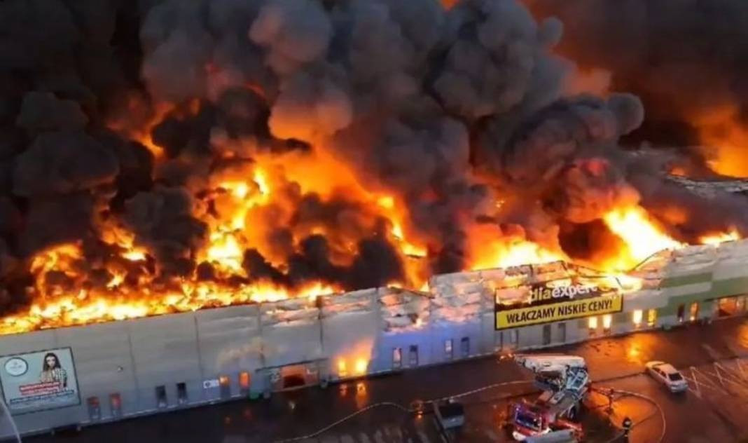 11 dakikada bin 348 dükkan yandı. Dev AVM küle döndü - Resim: 8