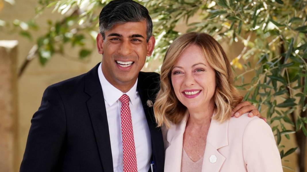 İngiltere ve İtalya'yı ayağa kaldıran görüntüler. G7 Zirvesini unutup cilveleştiler - Resim: 8