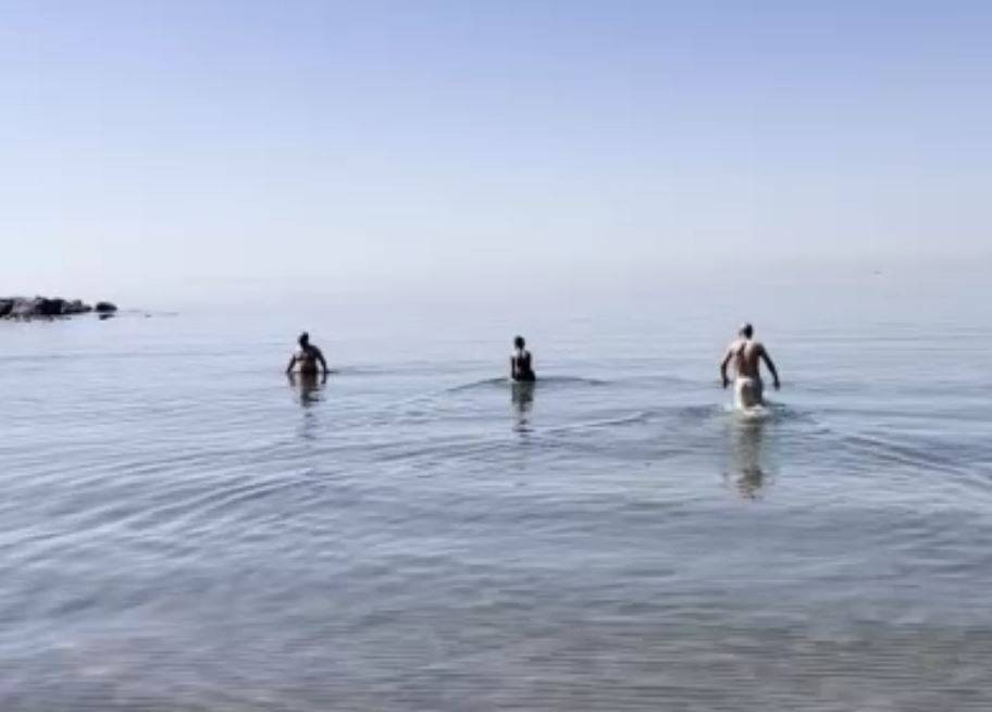 Termometreler 40 dereci buldu vatandaşlar kendilerini denize attı - Resim: 5