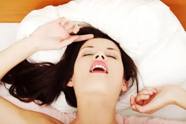 Basit ama kritik bir davranış Kadınların cinsel ilişki sırasında çok daha fazla zevk almasını sağlıyor - Resim: 15