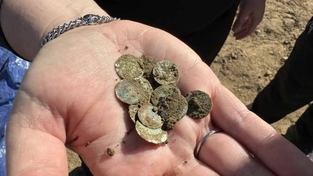 Yürüyüşe çıktı 900 yıllık hazine buldu. Son 10 yılın en büyük keşfi - Resim: 2