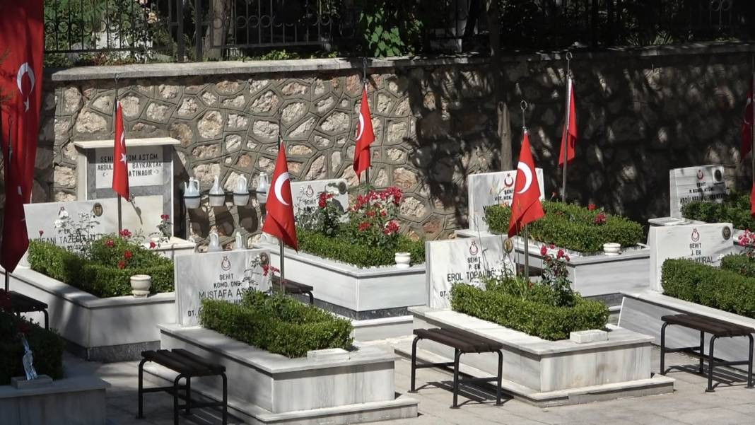 Şehitliklerde buruk bayram - Resim: 6