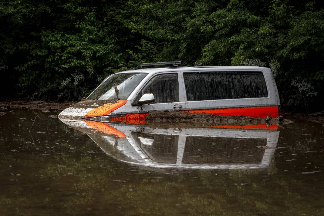 Sel ve toprak kaymasında 1 kişi hayatını kaybetti - Resim: 5