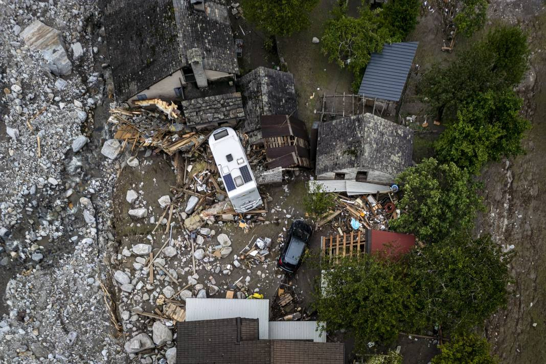 Sel ve toprak kaymasında 1 kişi hayatını kaybetti - Resim: 10