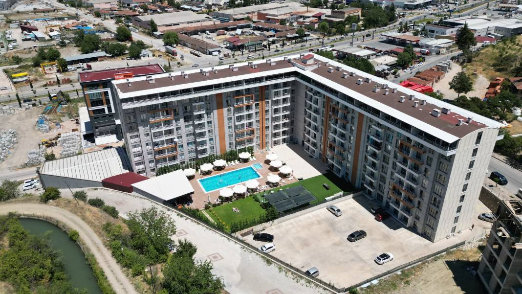 Yüzme havuzunda felaket! Dokundukları gibi yanmaya başladılar - Resim: 1