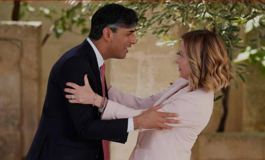 İngiltere ve İtalya'yı ayağa kaldıran görüntüler. G7 Zirvesini unutup cilveleştiler - Resim: 4