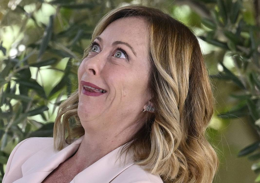 İngiltere ve İtalya'yı ayağa kaldıran görüntüler. G7 Zirvesini unutup cilveleştiler - Resim: 6