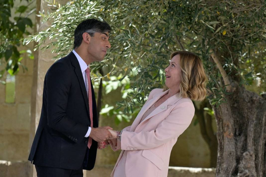 İngiltere ve İtalya'yı ayağa kaldıran görüntüler. G7 Zirvesini unutup cilveleştiler - Resim: 7