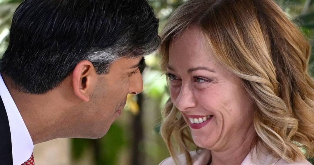 İngiltere ve İtalya'yı ayağa kaldıran görüntüler. G7 Zirvesini unutup cilveleştiler - Resim: 3