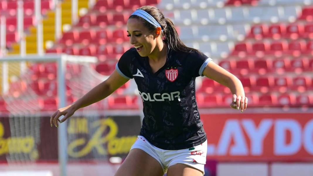 Futbolu bırakıp sosyal medyaya soyundu - Resim: 6