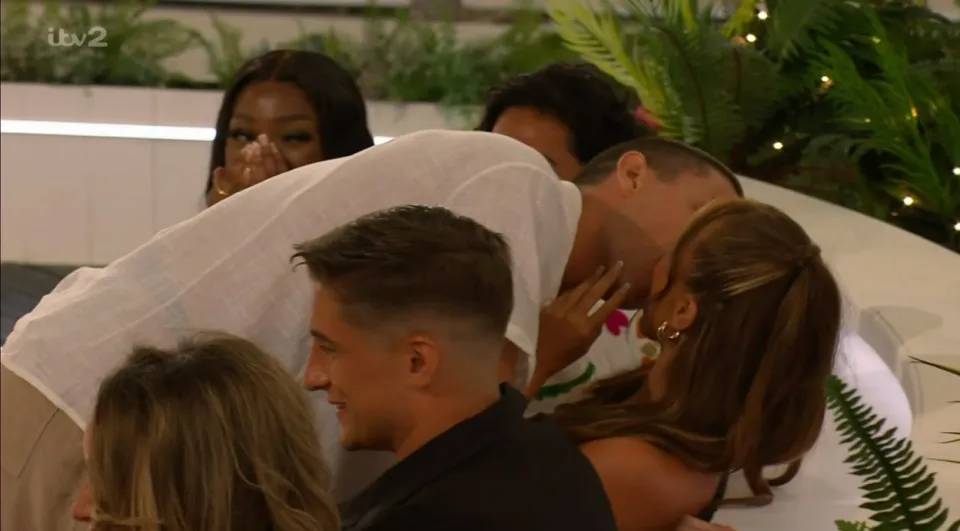 Yarışmacılar utancından bakamadı. Canlı yayında doğruluk mu cesaret mi oynadılar. - Resim: 10