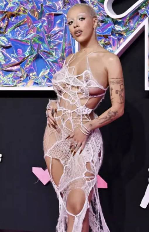 Kırmızı halı için frikiğe çeyrek kala görüntüler. 10 tasarım dikkat çekti - Resim: 2