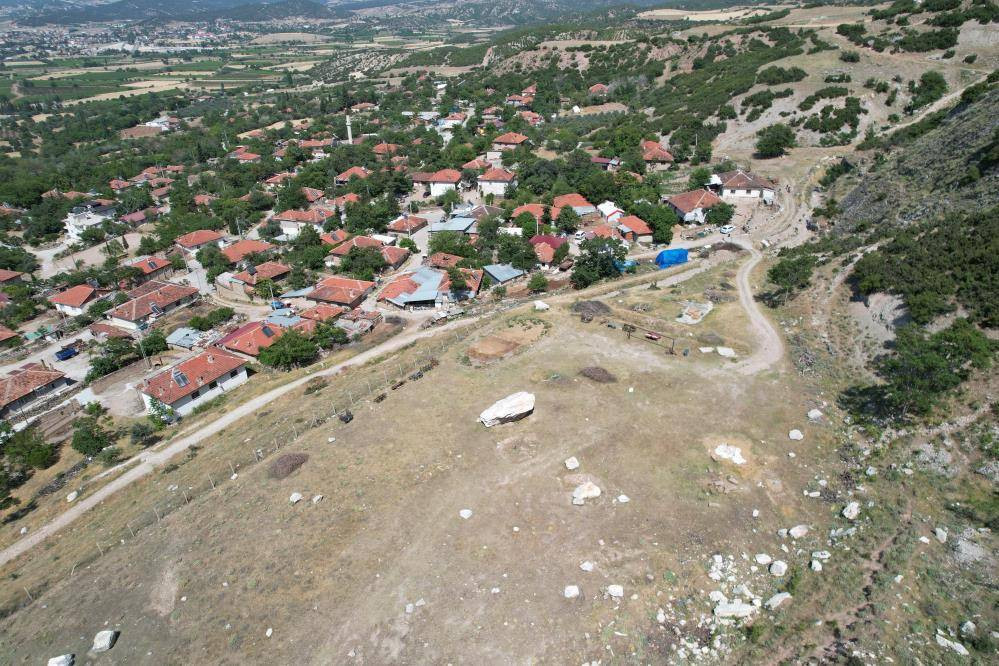 Başlarına kaya yağmadığına sevinsinler mi? Futbol sahası 'kaya sahasına' döndü - Resim: 3