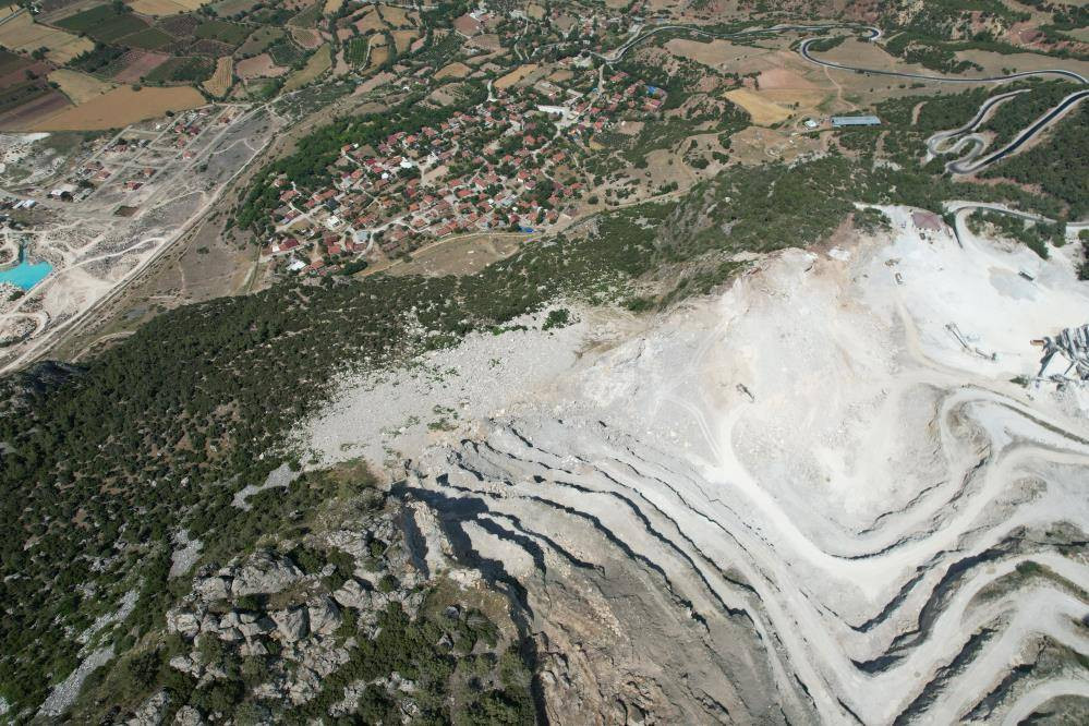 Başlarına kaya yağmadığına sevinsinler mi? Futbol sahası 'kaya sahasına' döndü - Resim: 7