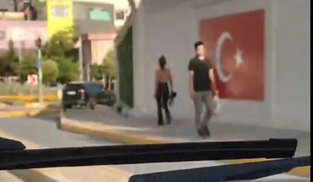 Sokakta üstsüz yürüyen kadın görenleri şaşkına çevirdi. ‘Beni siz delirttiniz’ diye bağırdı - Resim: 1