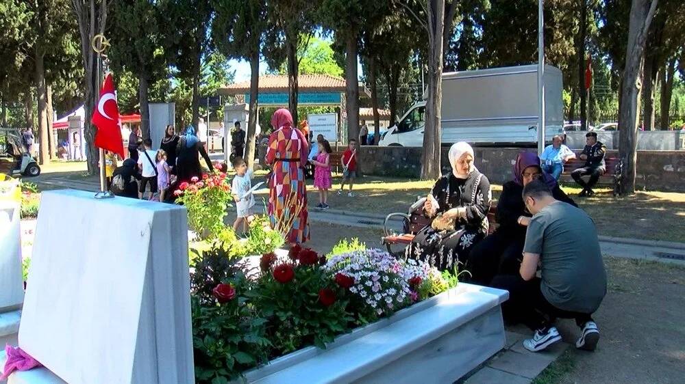 Şehitliklerde buruk bayram - Resim: 2