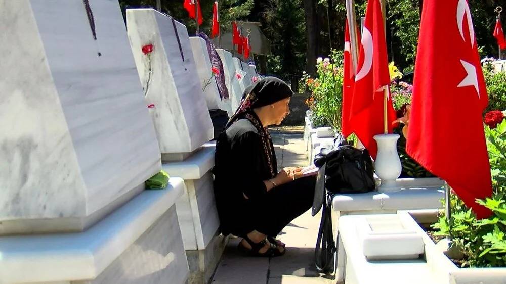 Şehitliklerde buruk bayram - Resim: 4