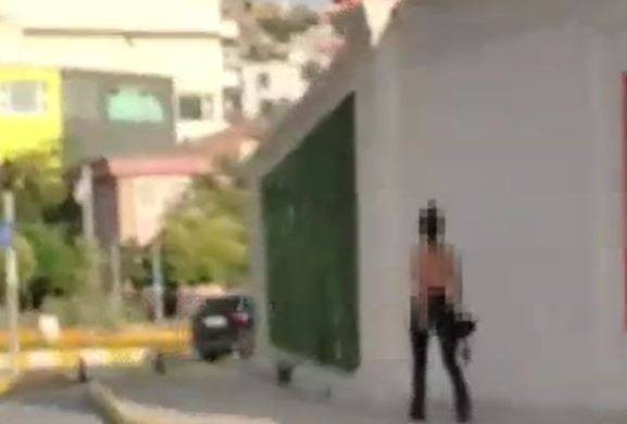 Sokakta üstsüz yürüyen kadın görenleri şaşkına çevirdi. ‘Beni siz delirttiniz’ diye bağırdı - Resim: 4