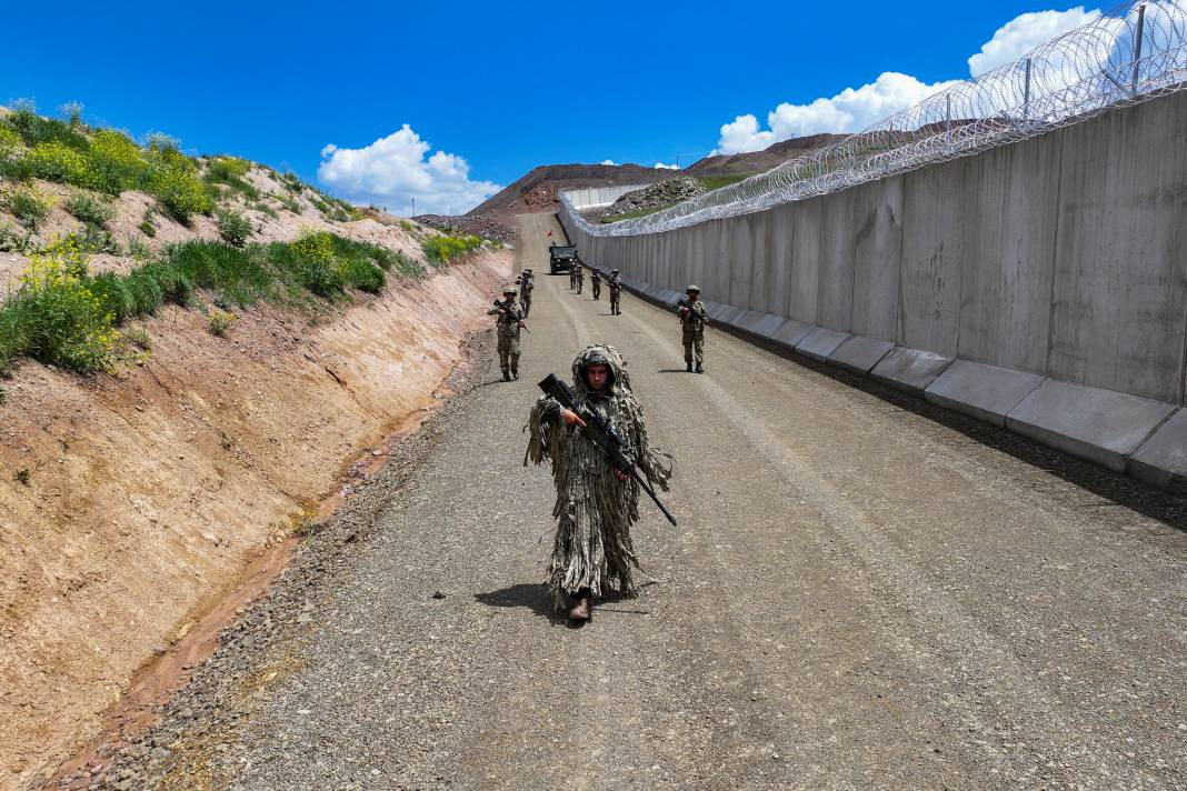 Türk Seddine jiletli teller de çekildi her saniye takipte - Resim: 3