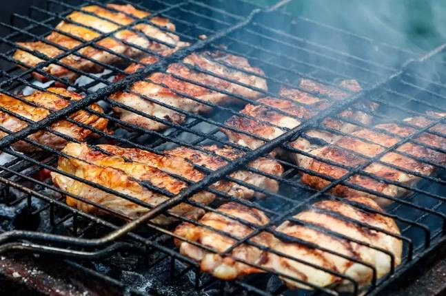 Bir parça tavuk yedi sesini kaybetti. Mangal yaparken dikkat - Resim: 11