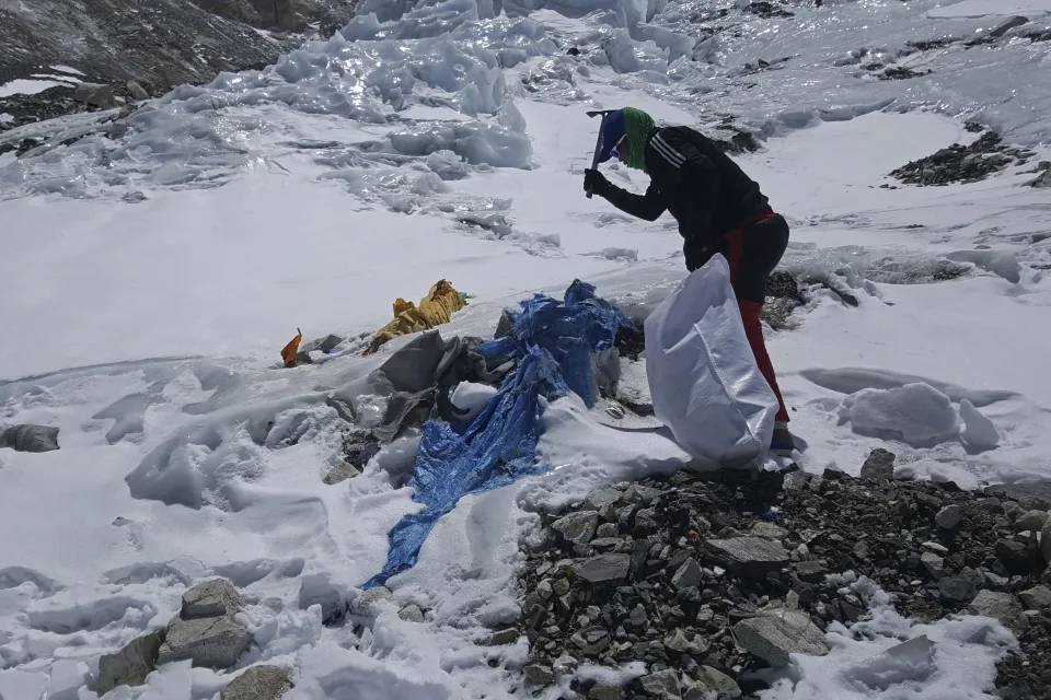 Dünyanın çatısını çöpler sardı. Everest'teki 50 ton çöp toplanılmya çalışılıyor - Resim: 4