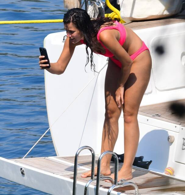 Köpeklerinin yüzmesini kameraya aldı - Resim: 7